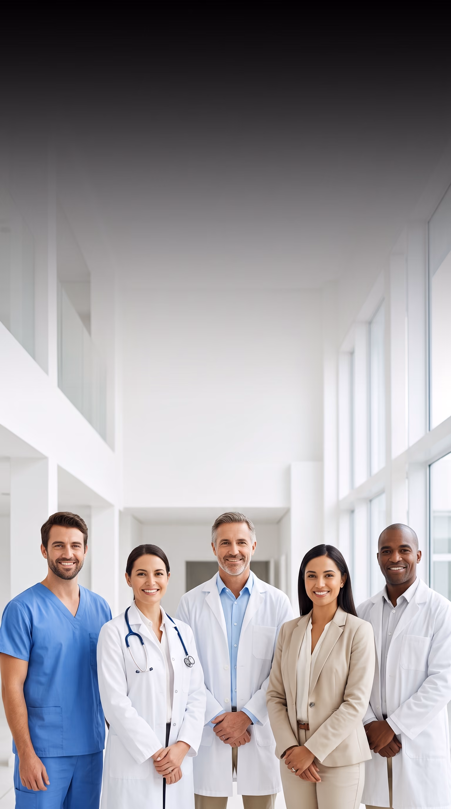 Cinco profissionais da saúde sorrindo em um corredor hospitalar amplo e iluminado, com grande espaço negativo na parte superior da imagem